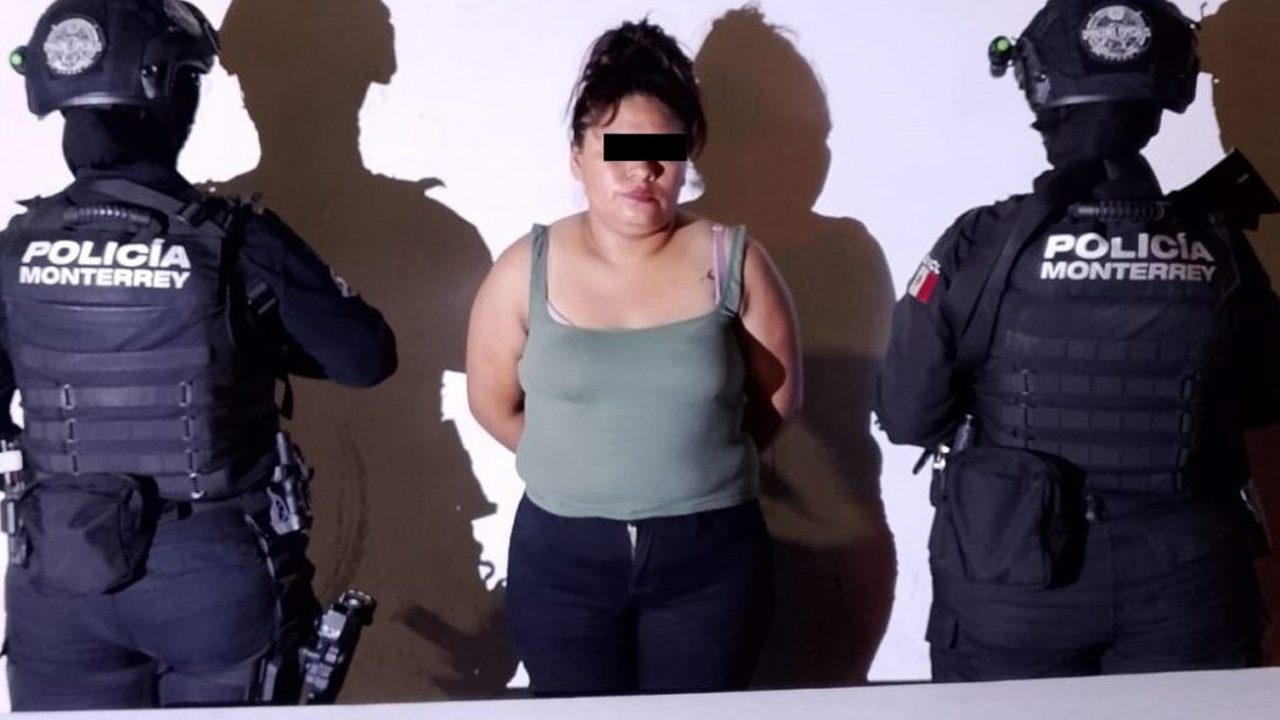 Una mujer fue detenida en el centro de Monterrey tras ser sorprendida con más de 100 envoltorios de presuntas drogas.