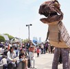 Durante los festejos del Día del Niño, se avistaron seres de la época cretácica en las calles.