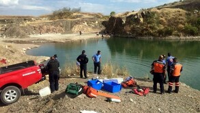Protección Civil y Bomberos de Jalisco a la orilla de la presa La Reventada en Tlajomulco donde fue localizado un cuerpo
