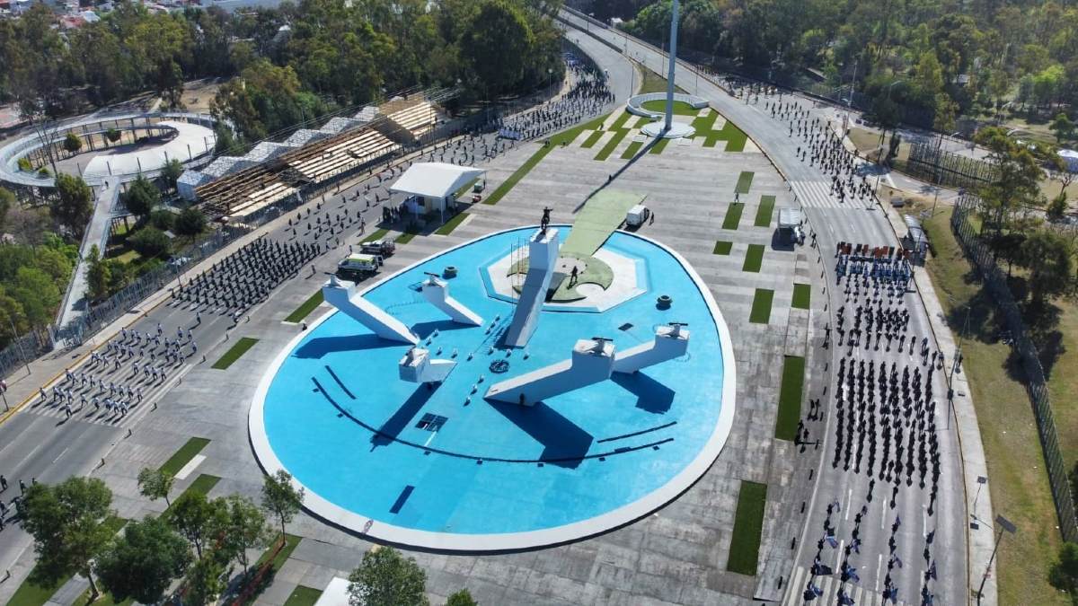 Contingentes de estudiantes marchan en la Calzada Ignacio Zaragoza de Puebla