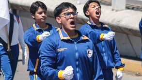 Estudiantes marchan durante el ensayo del desfile del 5 de Mayo en Puebla