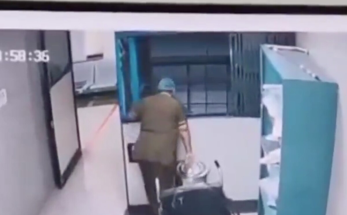 Trabajadora de limpieza minutos antes de morir decapitada por un elevador en un hospital de la India.