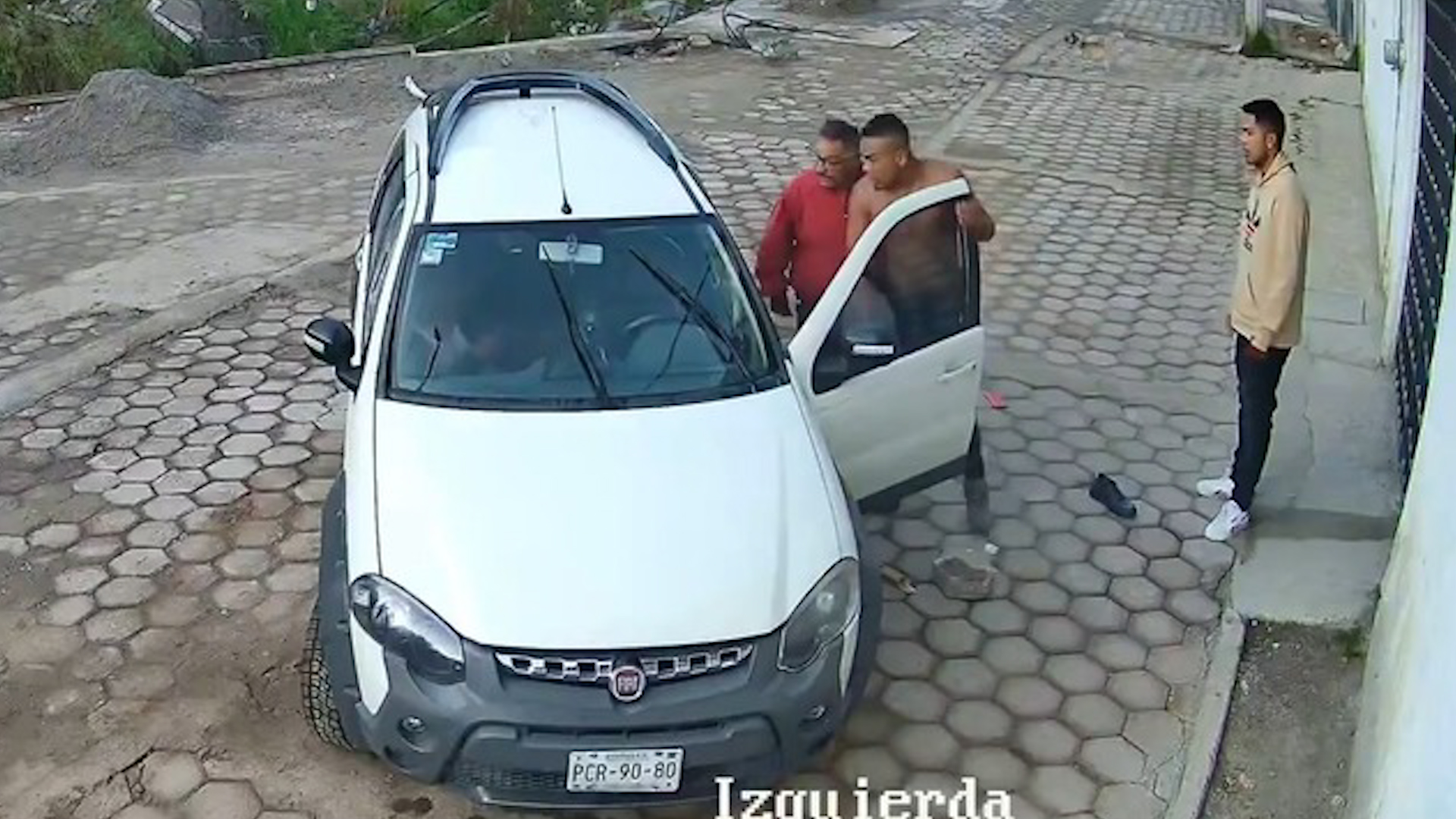 Tres sujetos fracturaron a un chofer de 51 años en Cuajimalpa por reportar basura en un río. La familia Carmona huyó de su casa tras el ataque.