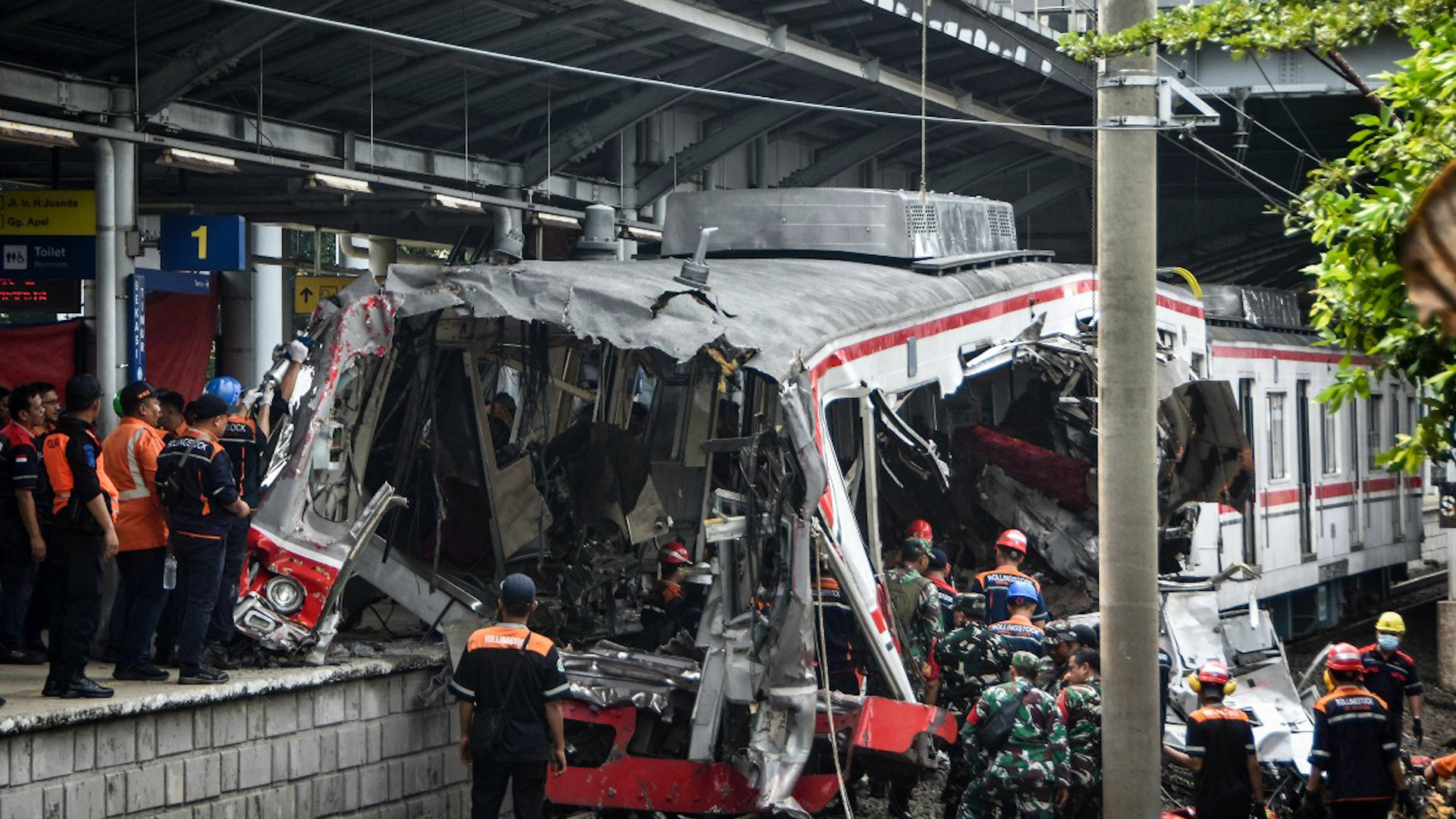 Al menos 14 personas murieron y decenas resultaron heridas cuando dos trenes chocaron en la estación de Bekasi Timur.