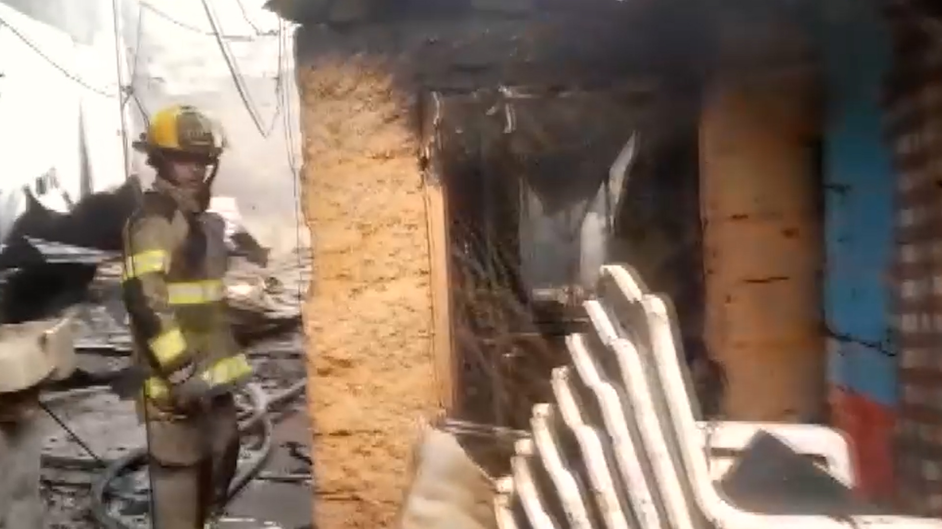 Un incendio en la colonia Industrial de Monterrey dejó a una pareja sin pertenencias. El fuego consumió un tejabán de 16 metro en la calle Alanís Valdez.