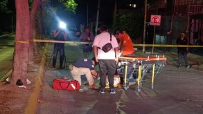 Paramédicos atendiendo a un hombre mayor tendido sobre el asfalto tras accidente en motocicleta en Guadalajara