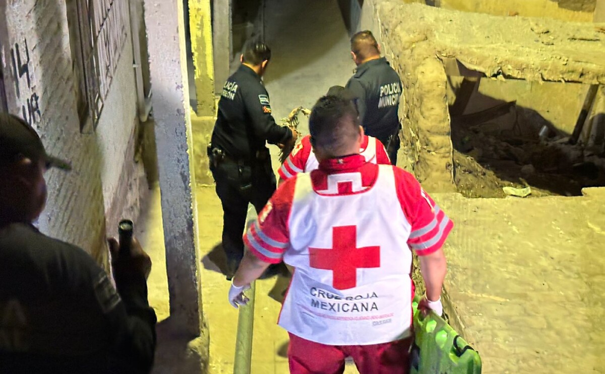 Paramédicos atendiendo a una mujer que quedó inconsciente tras caer de unas escaleras en la colonia Cerro de la Cruz.