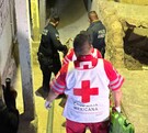 Paramédicos atendiendo a una mujer que quedó inconsciente tras caer de unas escaleras en la colonia Cerro de la Cruz.