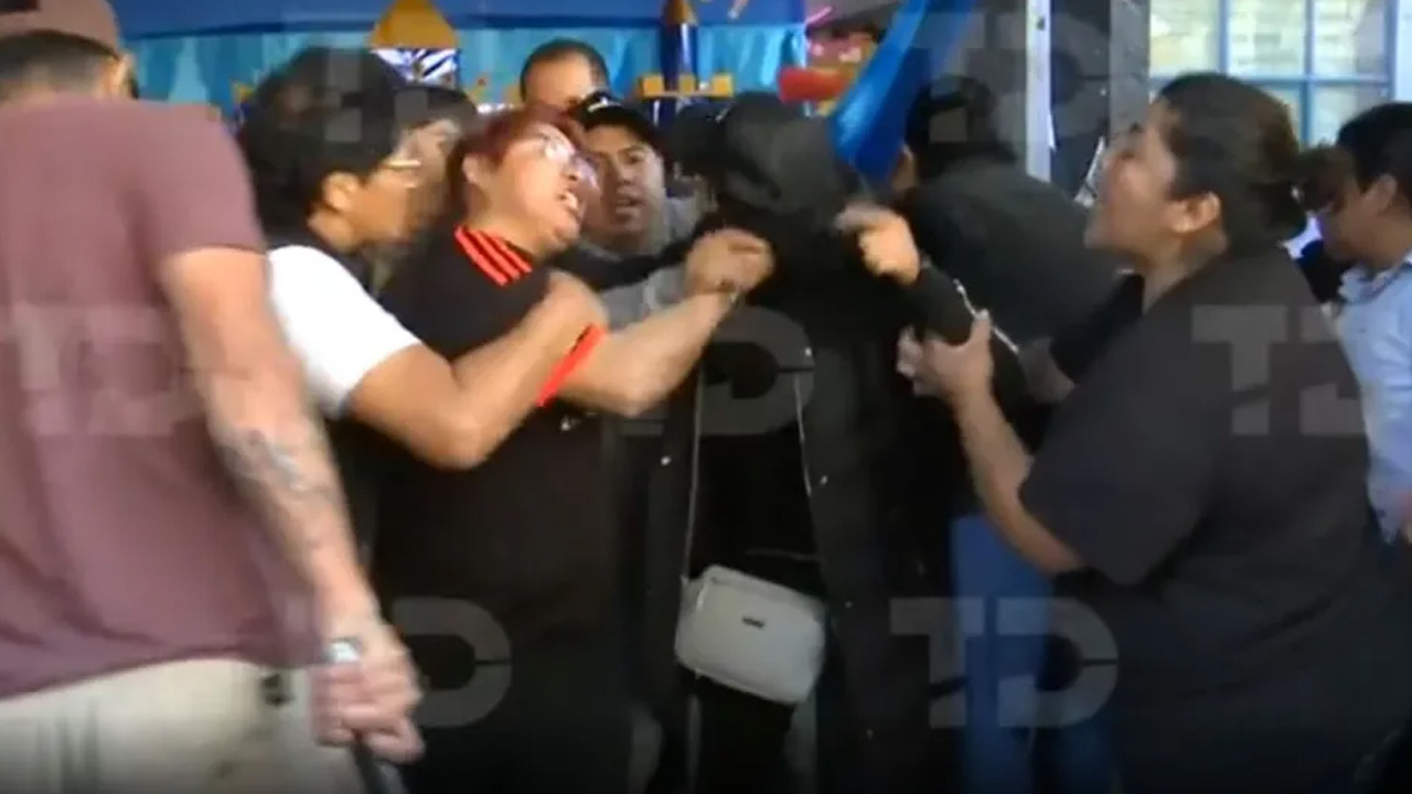 Un padre de familia tomó la primaria Mariano Matamoros en Azcapotzalco y bloqueó accesos por presunta discriminación contra sus hijos.