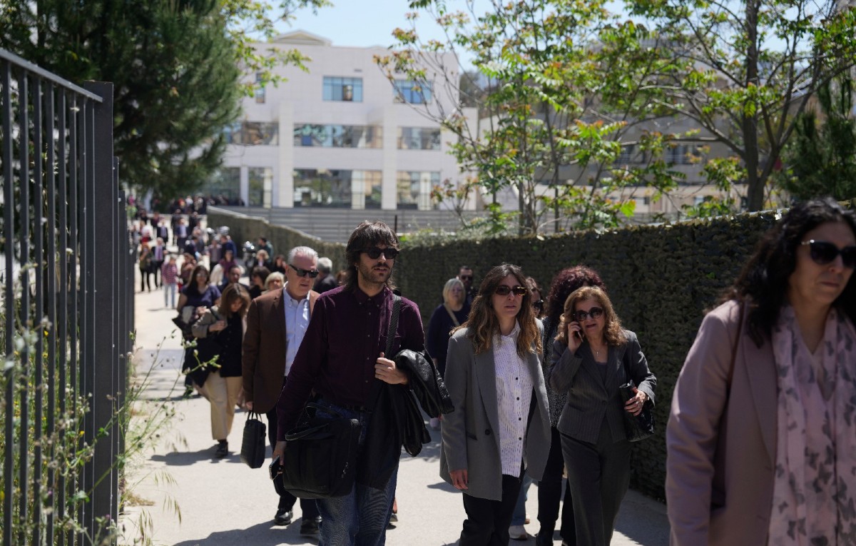Gente sale de unas oficinas judiciales después de que un hombre hizo disparos y dejó varios heridos, en Atenas, el martes 28 de abril de 2026.