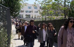 Gente sale de unas oficinas judiciales después de que un hombre hizo disparos y dejó varios heridos, en Atenas, el martes 28 de abril de 2026.