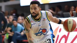 Jaron Martin con el balon en un partido de la CIBACOPA portando la playera de los Astros de Jalisco