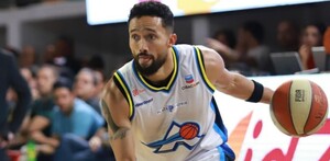 Jaron Martin con el balon en un partido de la CIBACOPA portando la playera de los Astros de Jalisco