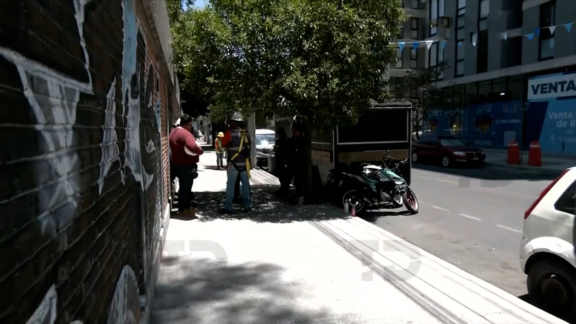 Sujeto roba motocicleta en la colonia del Gas, Azcapotzalco y huye hacia Circuito Interior. Policía de la CdMx despliega operativo tras denuncia ciudadana.