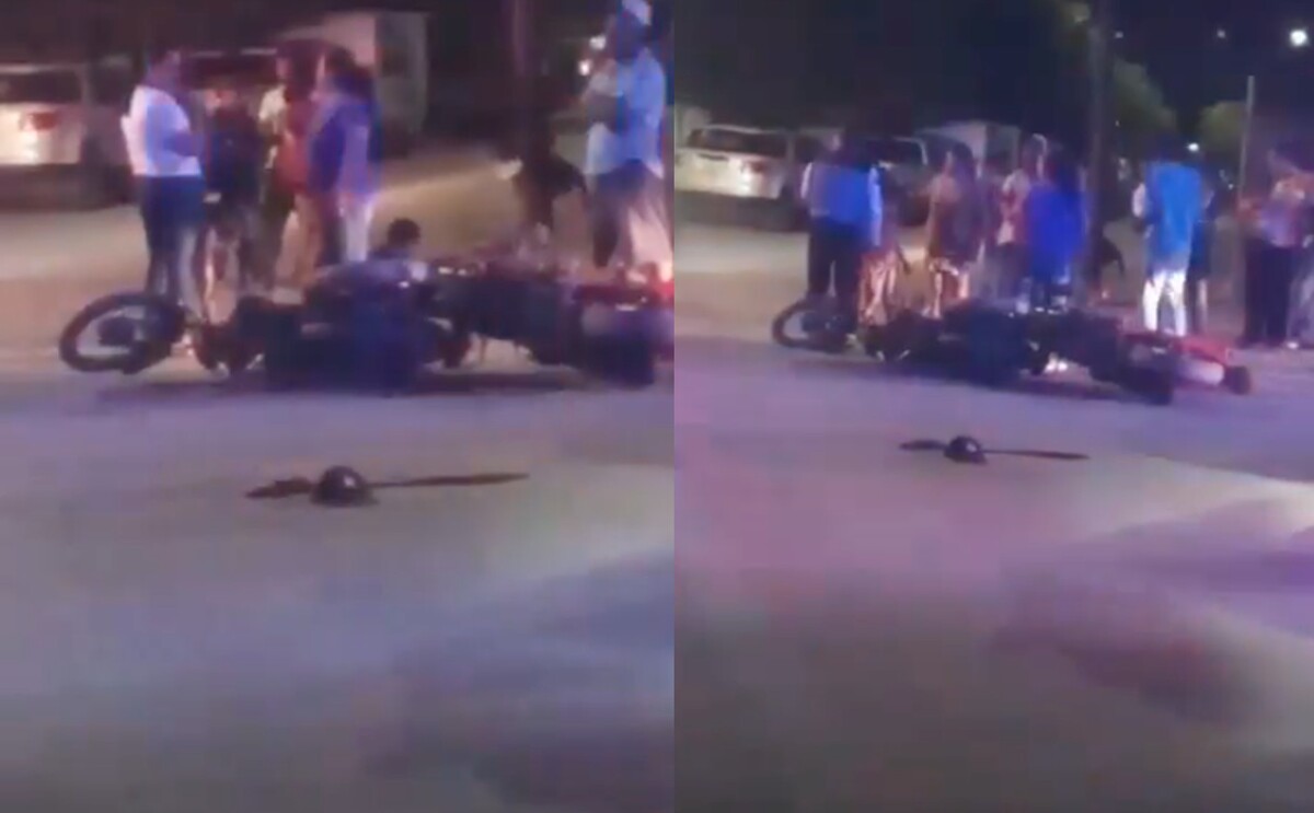 Captura del video en que dos motocicletas están tirados en la calle tras chocar de frente en colonia Villas de la Huerta.