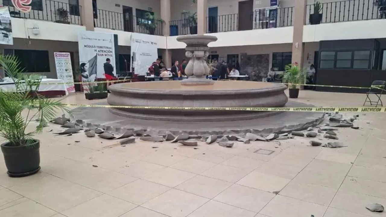 Un hombre fue detenido tras golpear con un objeto metálico la fuente de cantera de la Presidencia Municipal de Celaya.