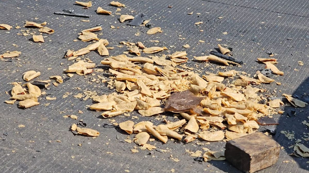 Un cargamento de tacos dorados quedo tirado en el suelo por choque en Guadalajara