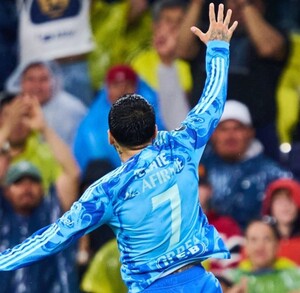 Ángel Correa, atacante de Tigres, celebrando el gol del triunfo.