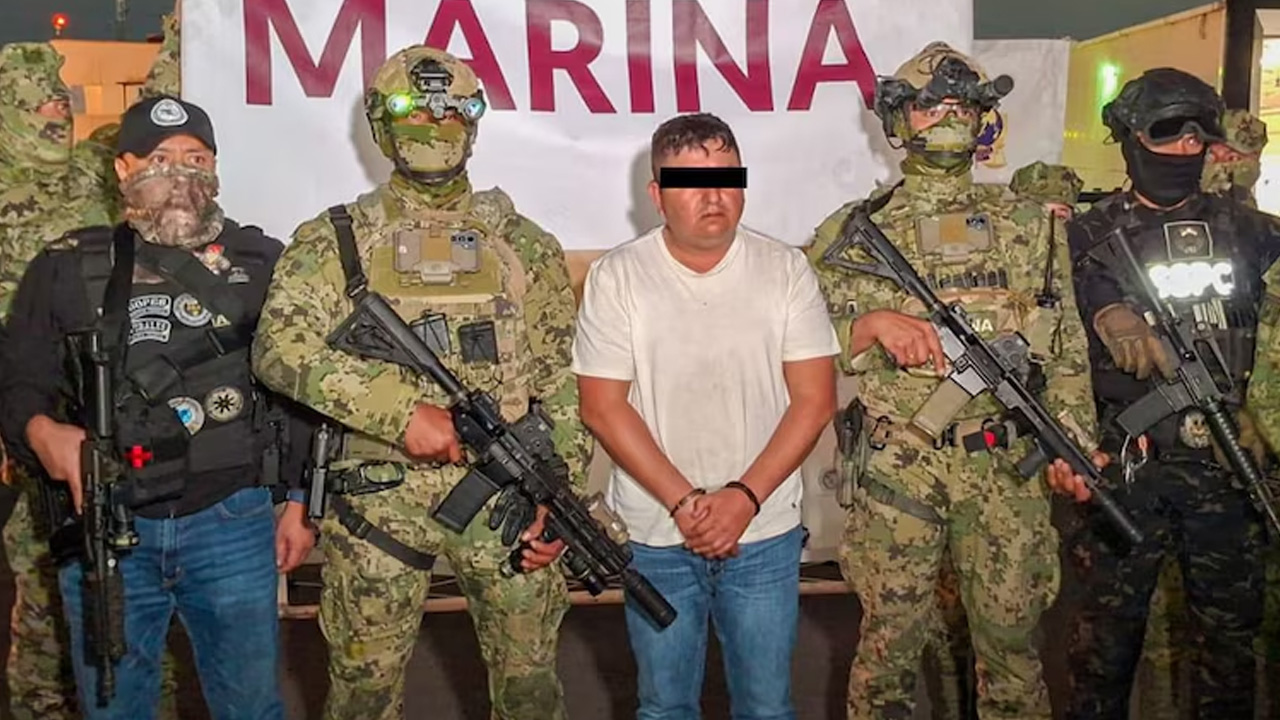 Audias Flores Silva, alias 'El Jardinero' y presunto jefe regional del CJNG, fue trasladado a la FEMDO en Ciudad de México tras su captura en Nayarit.