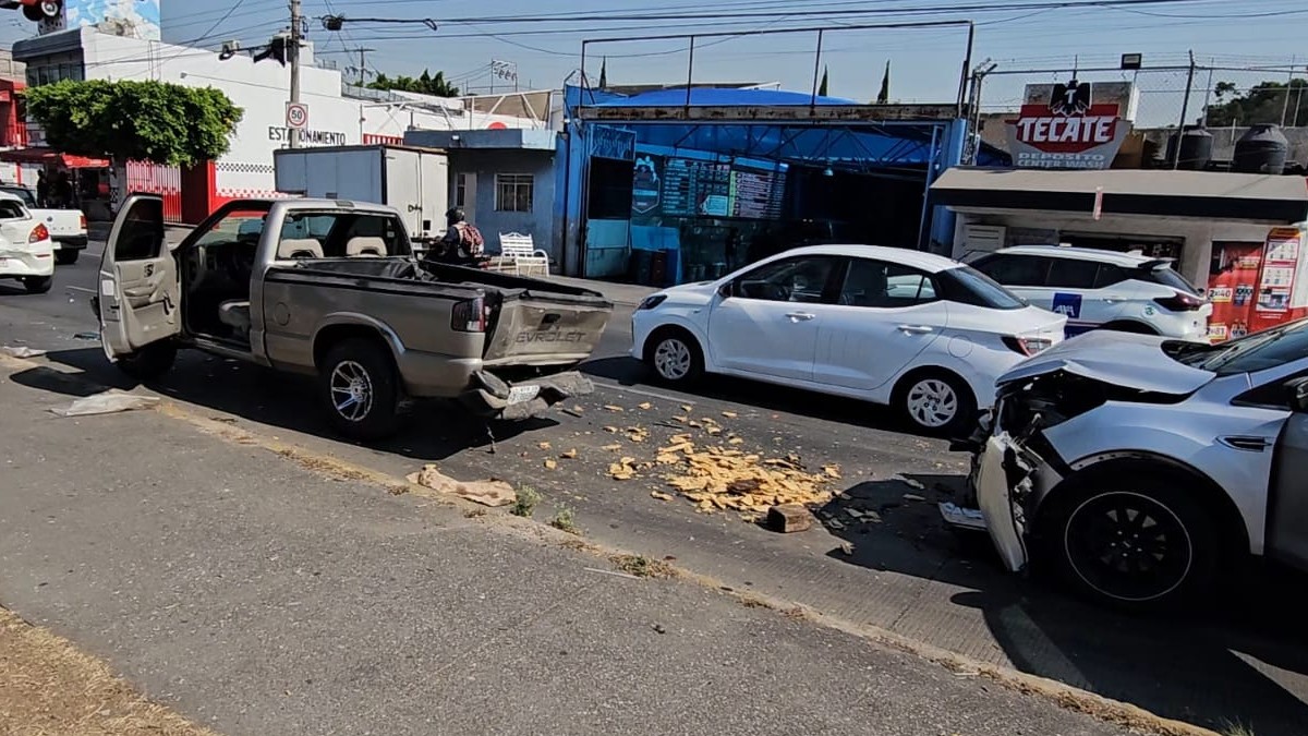 El vehículo más afectado fue la camioneta S10, la cual transportaba un importante cargamento de tacos dorados | Foto: Juan Carlos Munguía