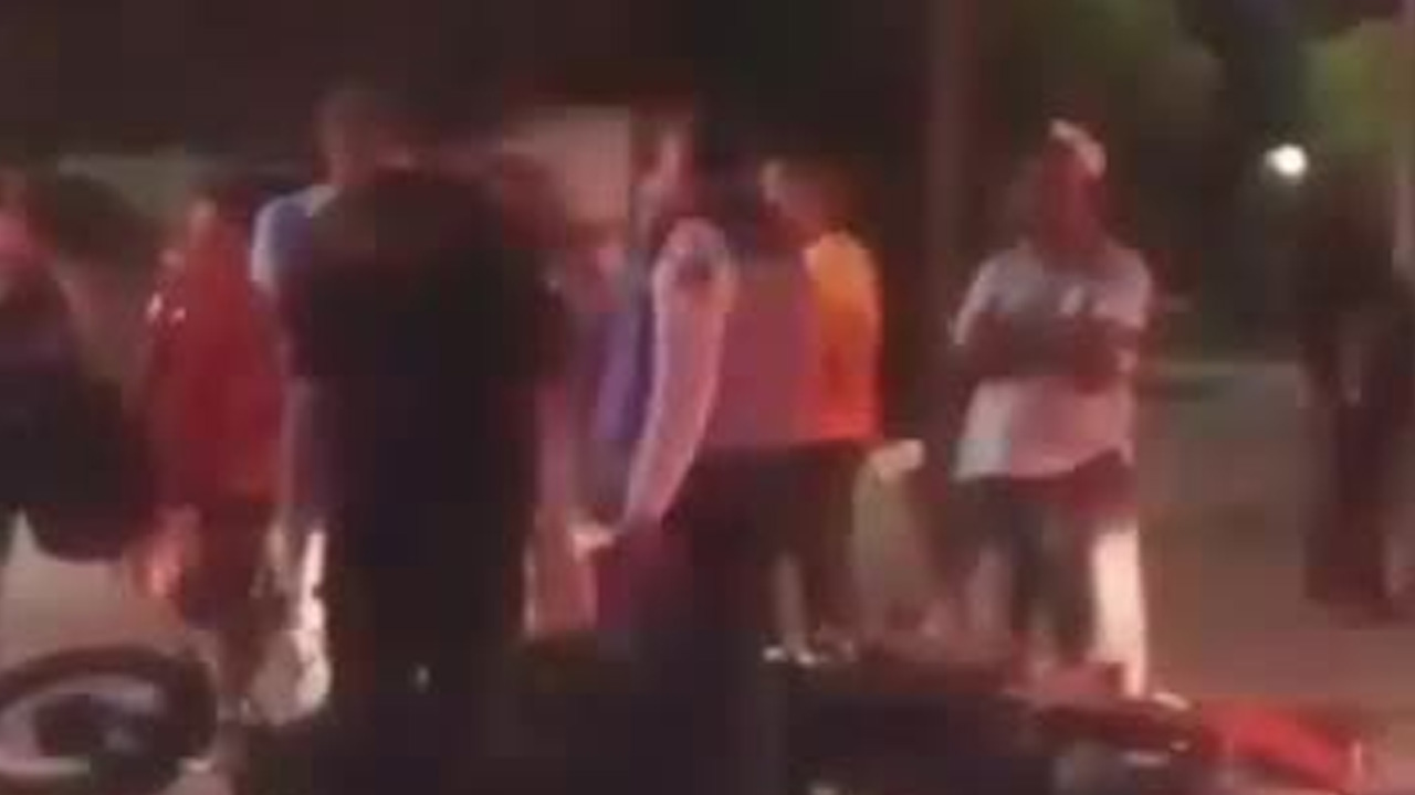 Un fuerte accidente vial entre dos motociclistas se registró la noche del lunes en la colonia Villas de la Huerta, al oriente de Torreón.