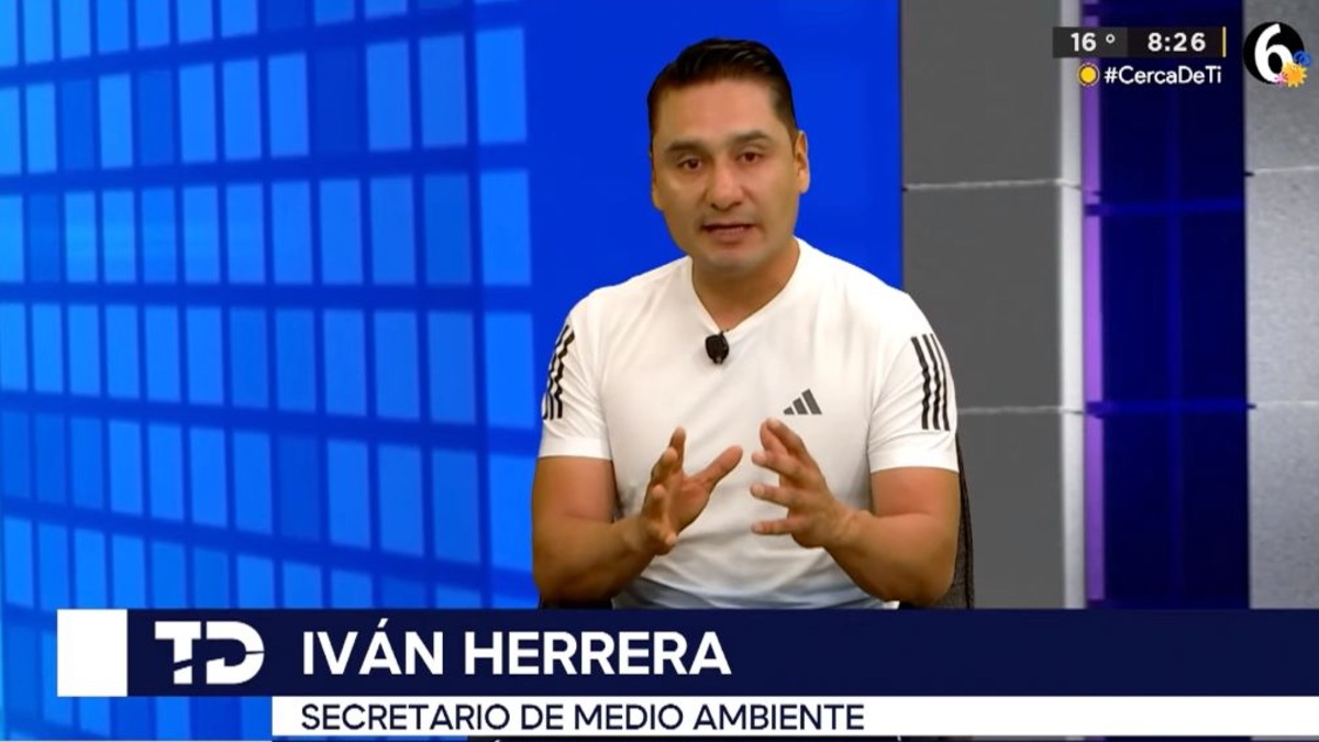 Iván Herrera durante la entrevista en el set de Telediario