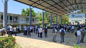 estudiantes del conalep tuxtepec en el patio de la escuela