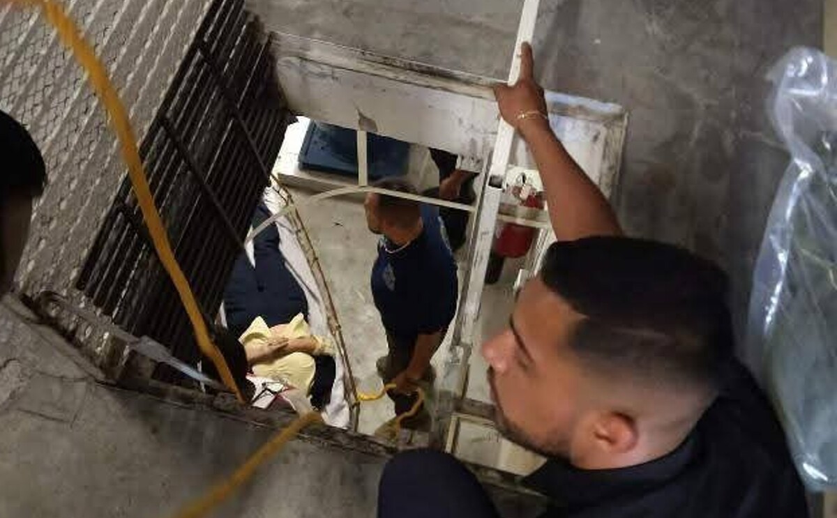 Elementos del cuerpo de emergencias rescatando a una mujer que cayó a la cisterna de una tienda en San Pedro, Coahuila.