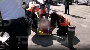 Paramédicos trasladan al hospital al hombre apuñalado en Paseo de la Reforma.