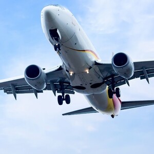 Piloto retiene avión en el AICM tras encerrarse en la cabina; activan protocolos de seguridad