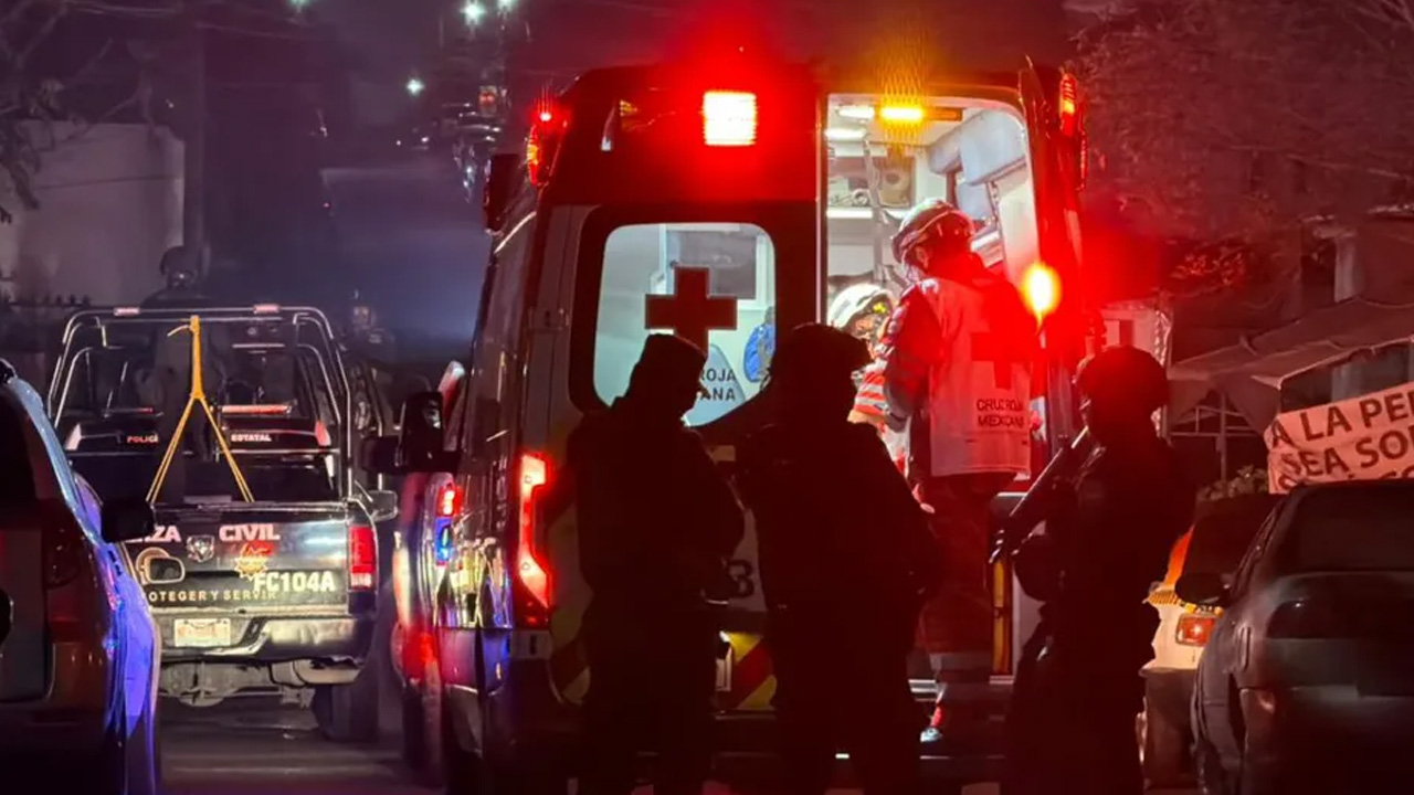 Un hombre de 47 años resultó herido de bala en la pierna tras ser atacado por sujetos armados afuera de su domicilio en la colonia Lázaro Cárdenas.