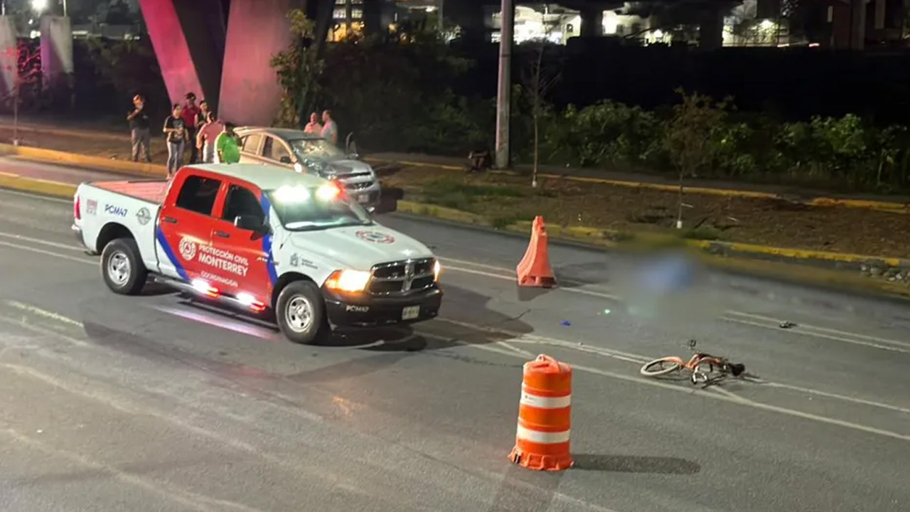 Un ciclista de aproximadamente 45 años murió tras ser atropellado en los carriles exprés de la avenida Morones Prieto.