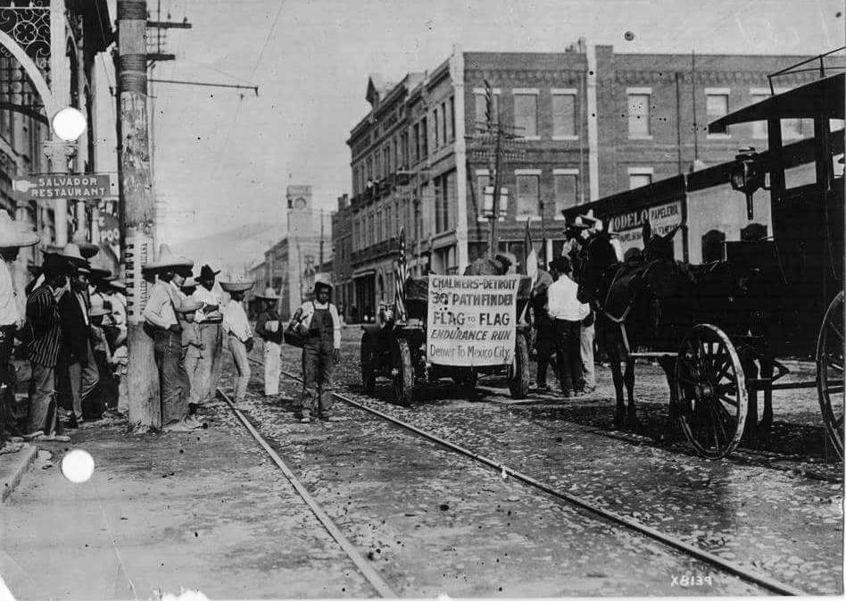 Avenida Hidalgo y el primer coche en México