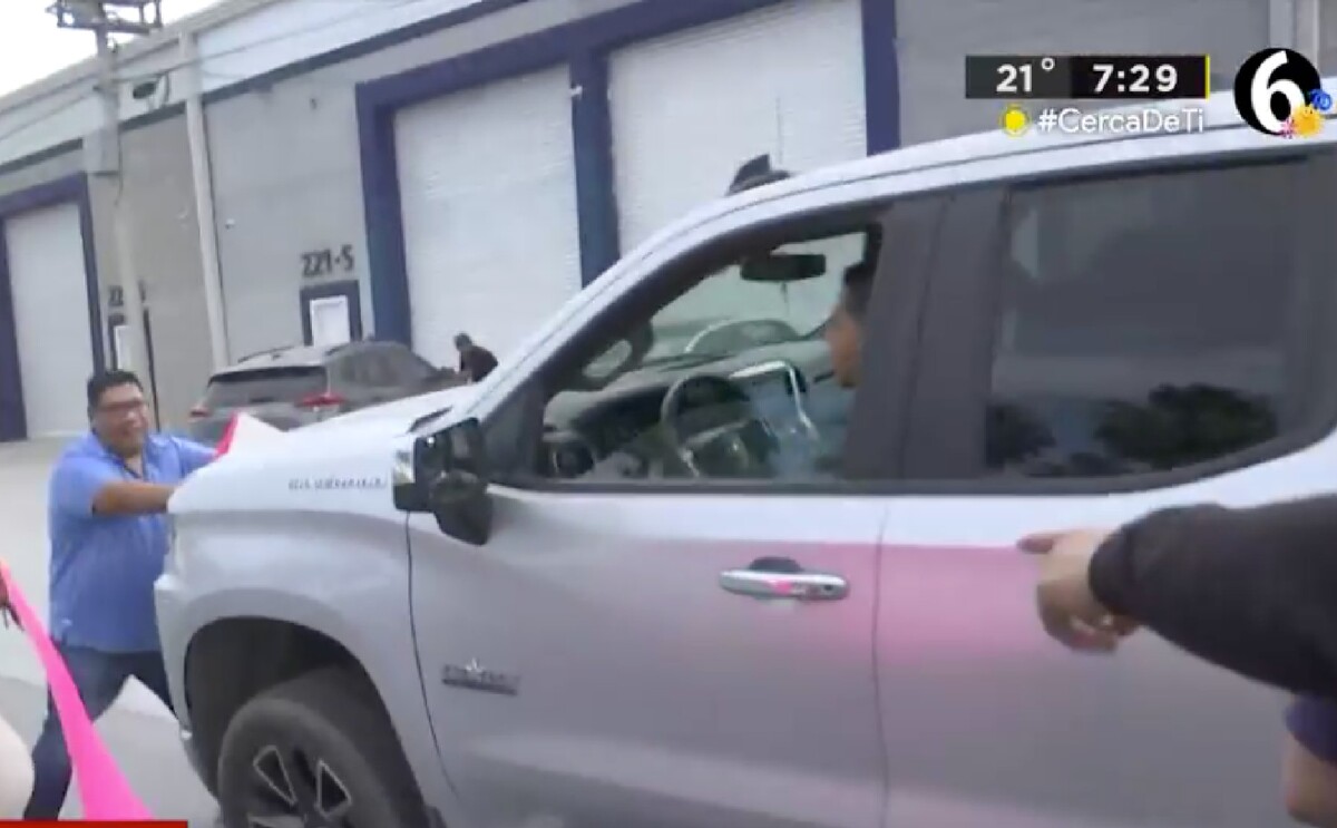 Conductor arrollando a un hombre durante una manifestación por falta de agua en el periférico Raúl López Sánchez.