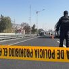 Policía acordona con cinta de seguridad una autopista de México.
