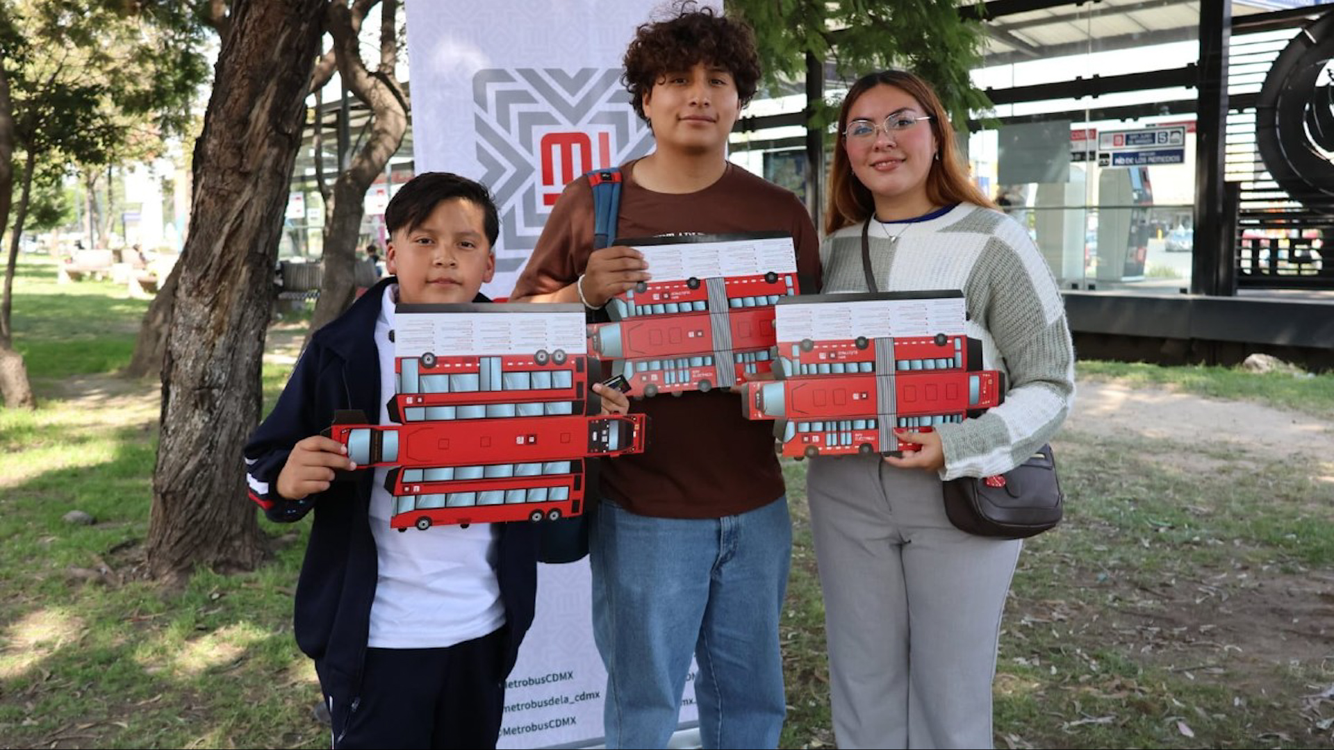 El Metrobús de la CdMx celebra el Día del Niño regalando 5 modelos de unidades a escala en la estación Ganaderos de la Línea 5. ¡Consigue el tuyo!