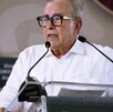 Rubén Rocha Moya, gobernador de Sinaloa, hablan frente al estrado con una camisa blanca y lentes cafés.