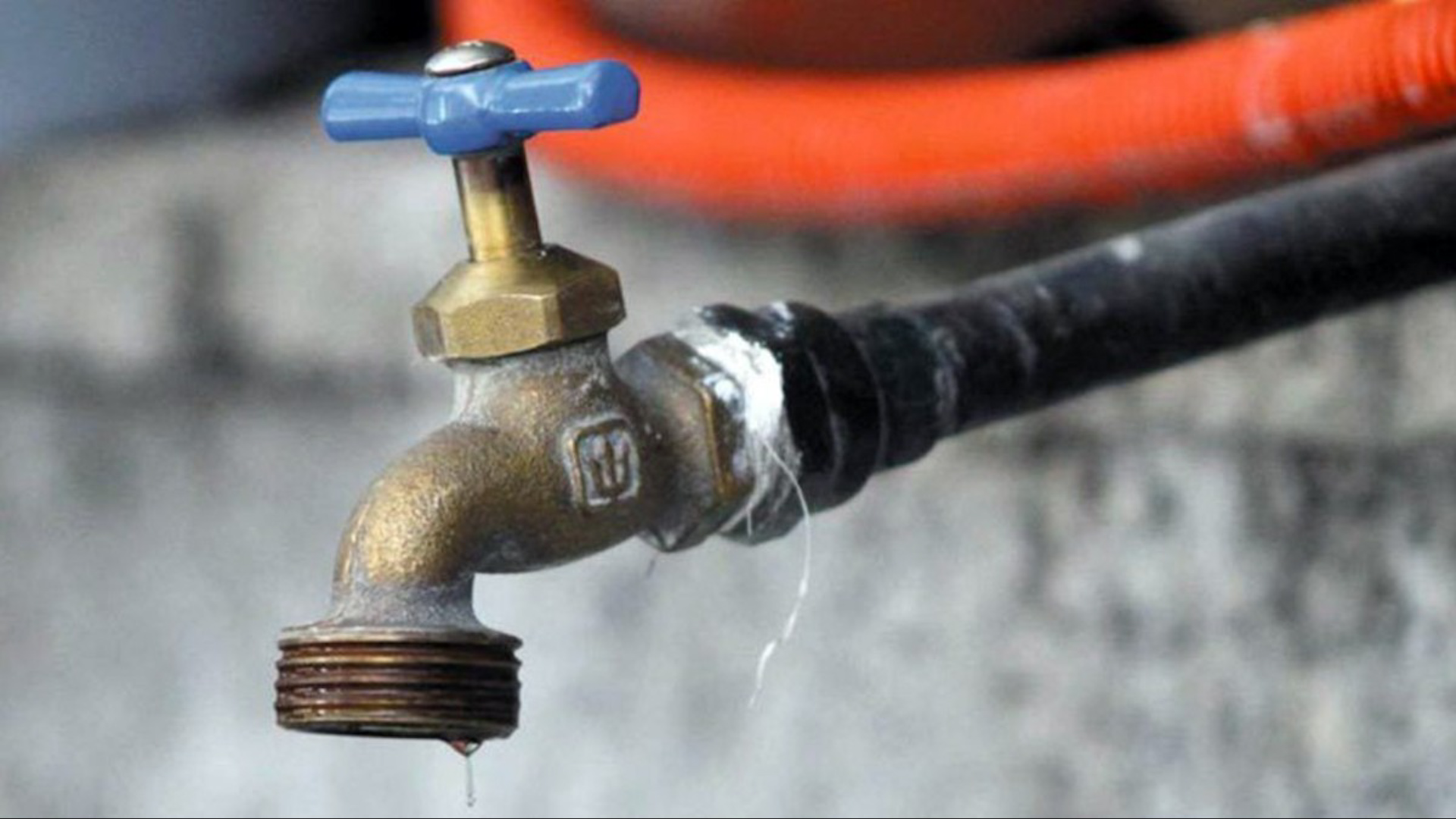 Más de 40 colonias de Monterrey sufren cortes de luz y agua. Vecinos bloquean el Libramiento Noroeste ante la falta de respuesta de CFE y Agua y Drenaje.