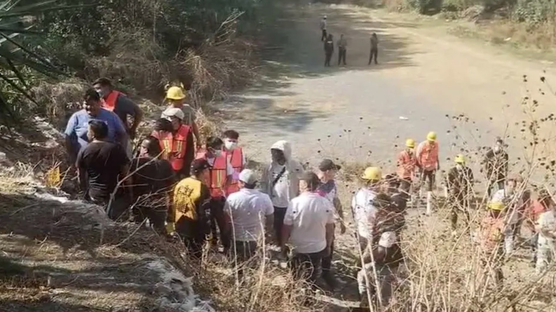 Vecinos y policías se enfrentaron en Naucalpan, Estado de México por el campo de fútbol 'La Colmena'; hay varios detenidos por la disputa.