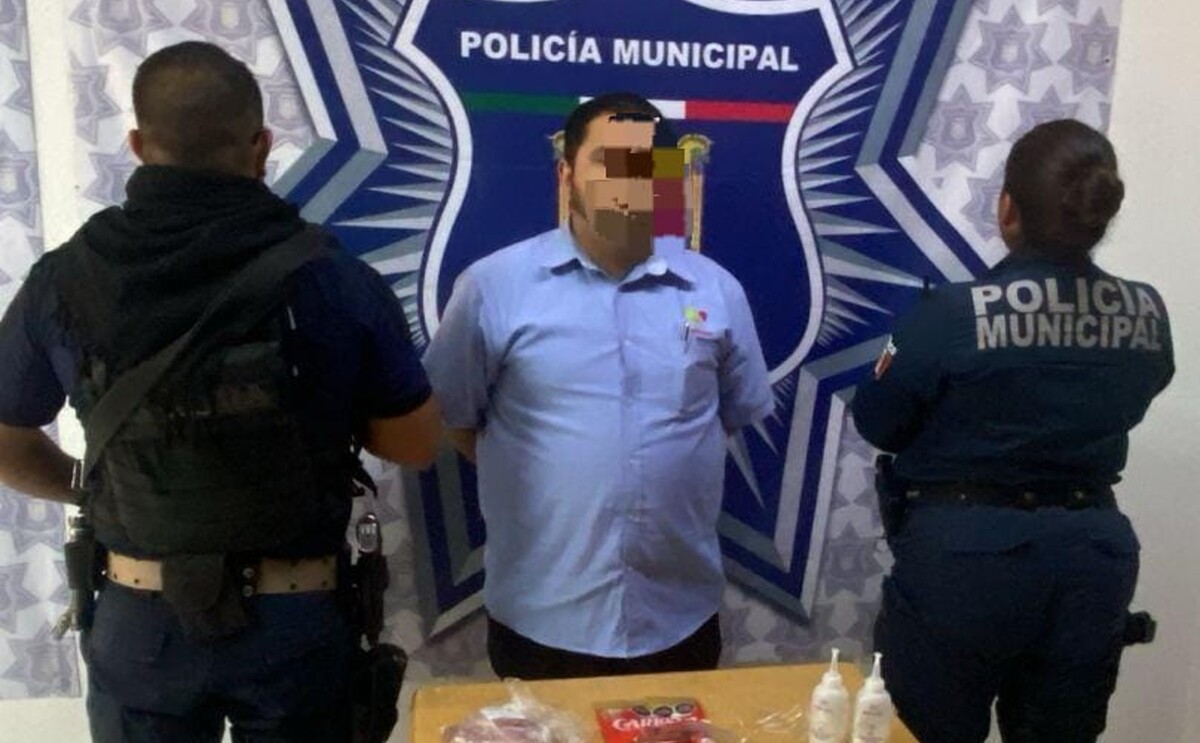 Guardia de seguridad tras ser detenido por robo a tienda en la que trabajaba en Gómez Palacio.