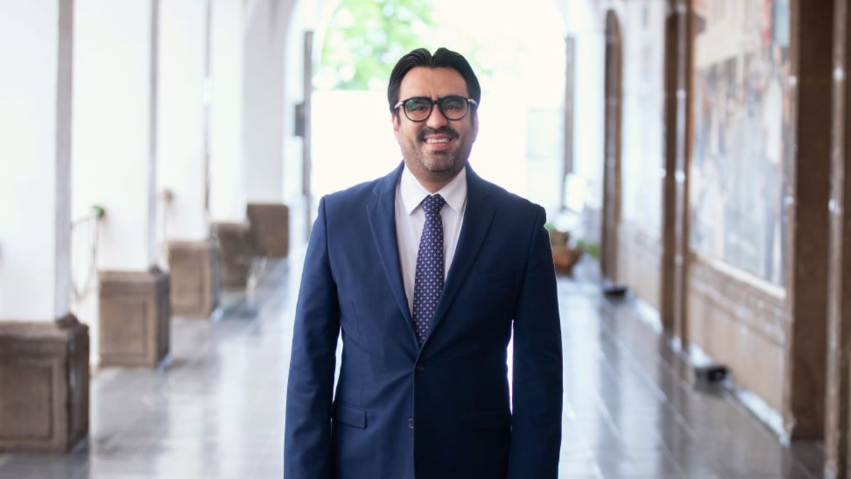Fotografía del alcalde de Culiacán, Juan de Dios Gámez, portando un traje azul, mirando fijamente a la cámara y con una ligera sonrisa.