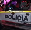 Vista lateral de una patrulla de la Policía Municipal de Tlaquepaque detrás de una cinta policiaca amarilla