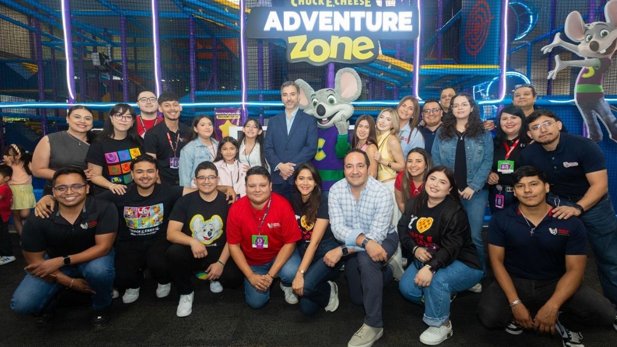 Creadoras de contenido e invitados especiales asistieron al estreno de Adventure Zone en Plaza Almenares, el nuevo concepto dinámico de Chuck E. Cheese.