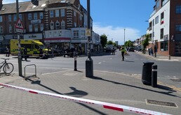 Policías en Golders Green, una zona predominantemente judía en el noroeste de Londres, tras el apuñalamiento de dos personas, el miércoles 29 de abril de 2026.