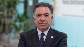 Fotografía de Enrique Inzunza Cázarez con los brazos cruzados mirando fíjamente a la cámara con una ligera sonrisa.