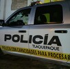 Vista del costado de una patrulla de la Policía Municipal de Tlaquepaque con capacidades para procesar estacionada al lado de una casa