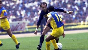 Juan Carlos Vera disputando un partido contra el América jugando para Pumas.