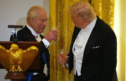 El rey Carlos III de Inglaterra con el presidente estadounidense Donald Trump en la cena de Estado con la primera dama Melania Trump y la reina Camila