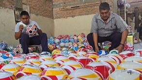 Productores de balones en Chichihualco durante el proceso de aplicar el pegamento