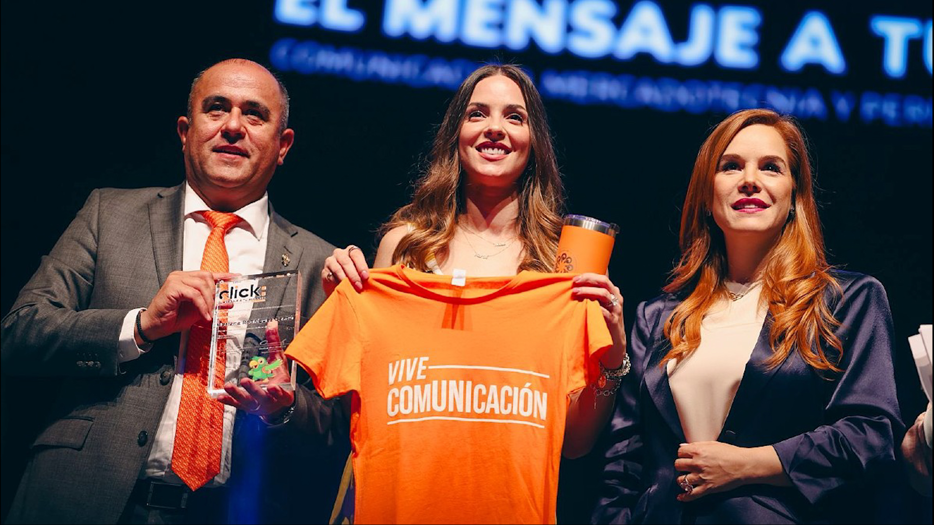 Mariana Rodríguez impartió la conferencia El Poder de la Comunicación donde destacó la importancia de las redes sociales para el impacto social en Nuevo León.